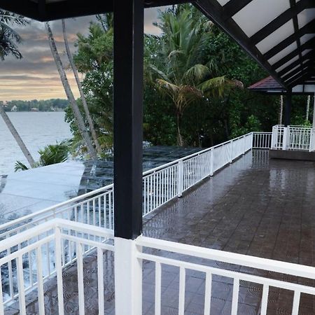 Quilon Lake Inn Колам Екстериор снимка