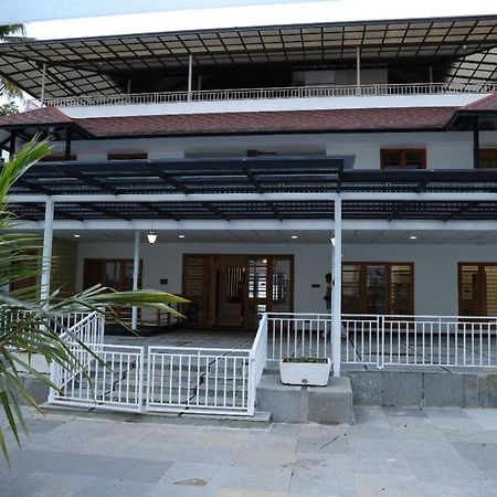 Quilon Lake Inn Колам Екстериор снимка