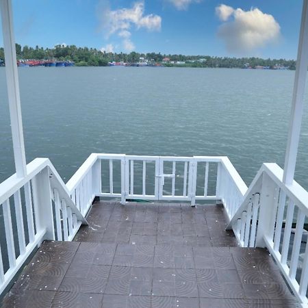 Quilon Lake Inn Колам Екстериор снимка