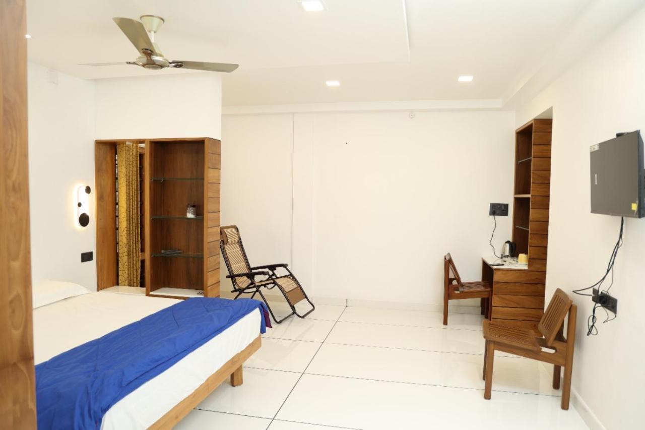 Quilon Lake Inn Колам Екстериор снимка