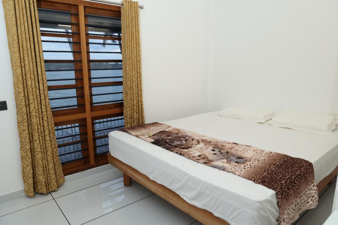 Quilon Lake Inn Колам Екстериор снимка